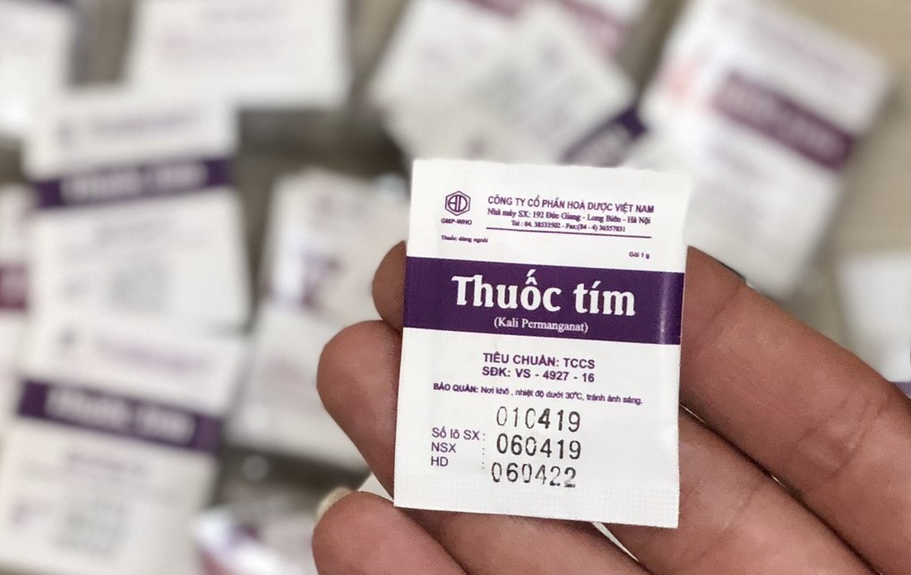 tẩy mốc quần áo bằng thuốc tím