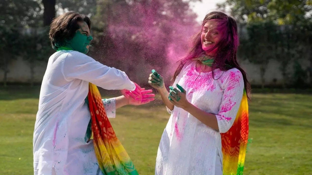 loại bỏ vết màu holi trên quần áo trắng