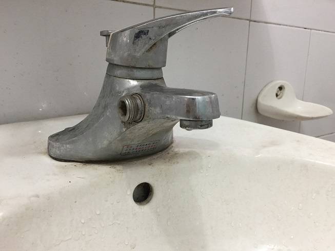 cặn vôi bám chặt trên vòi rửa lavabo