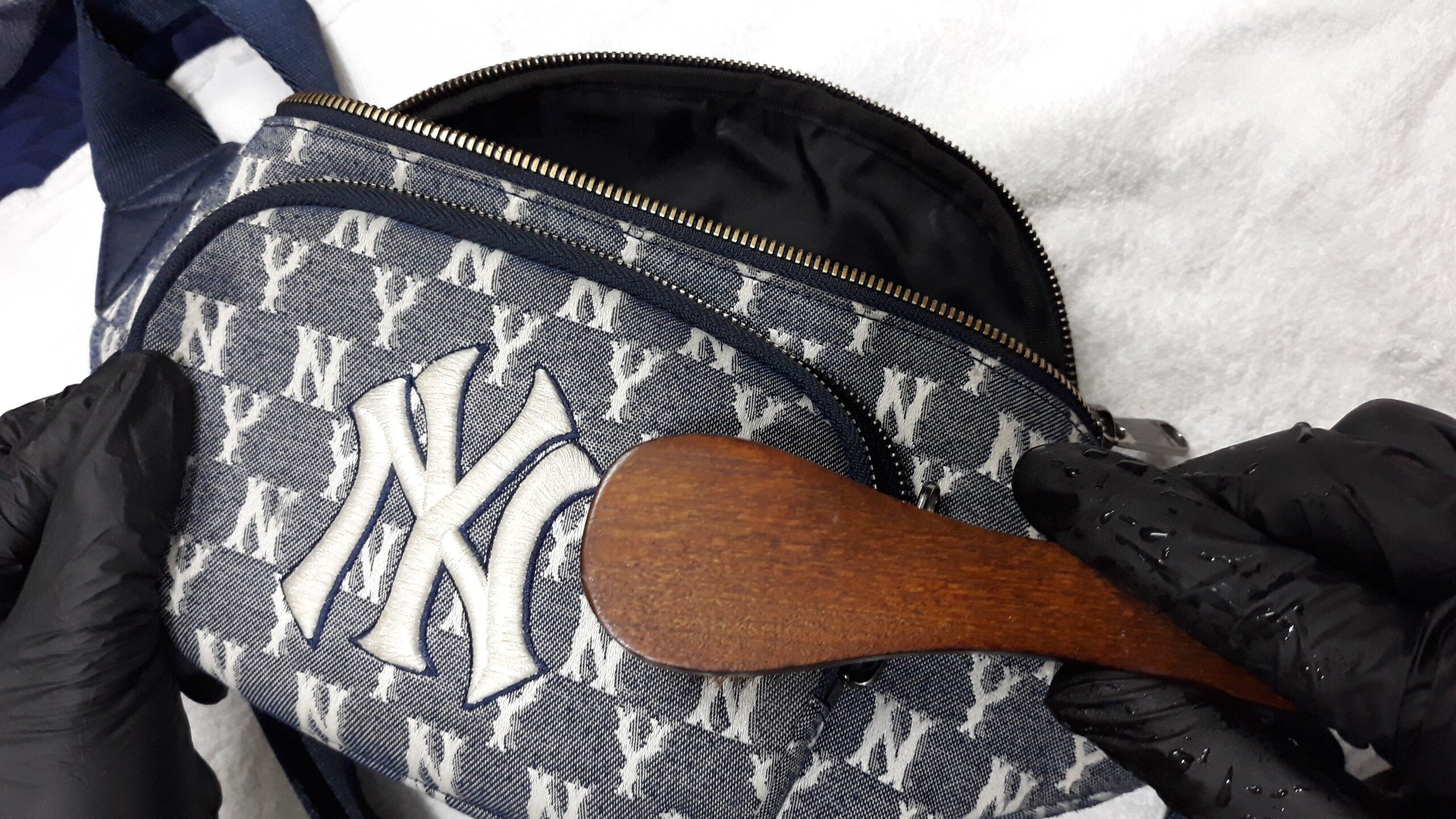 giặt túi đeo chéo mlb monogram hip sack ny yankees