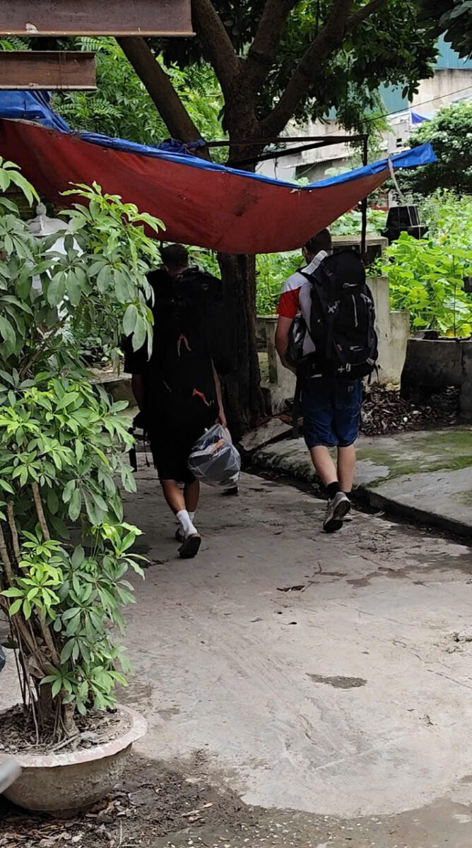 young-foreign-tourists-come-and-use-the services-of-drclean247