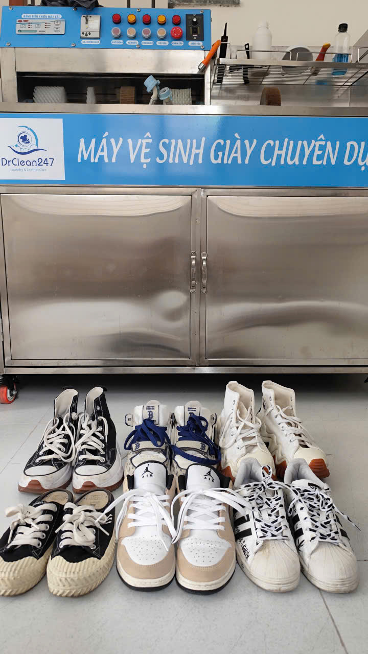 Máy vệ sinh giày chuyên dụng tại DrClean247 – hỗ trợ làm sạch sneaker, da lộn, trekking an toàn, giữ form chuẩn.